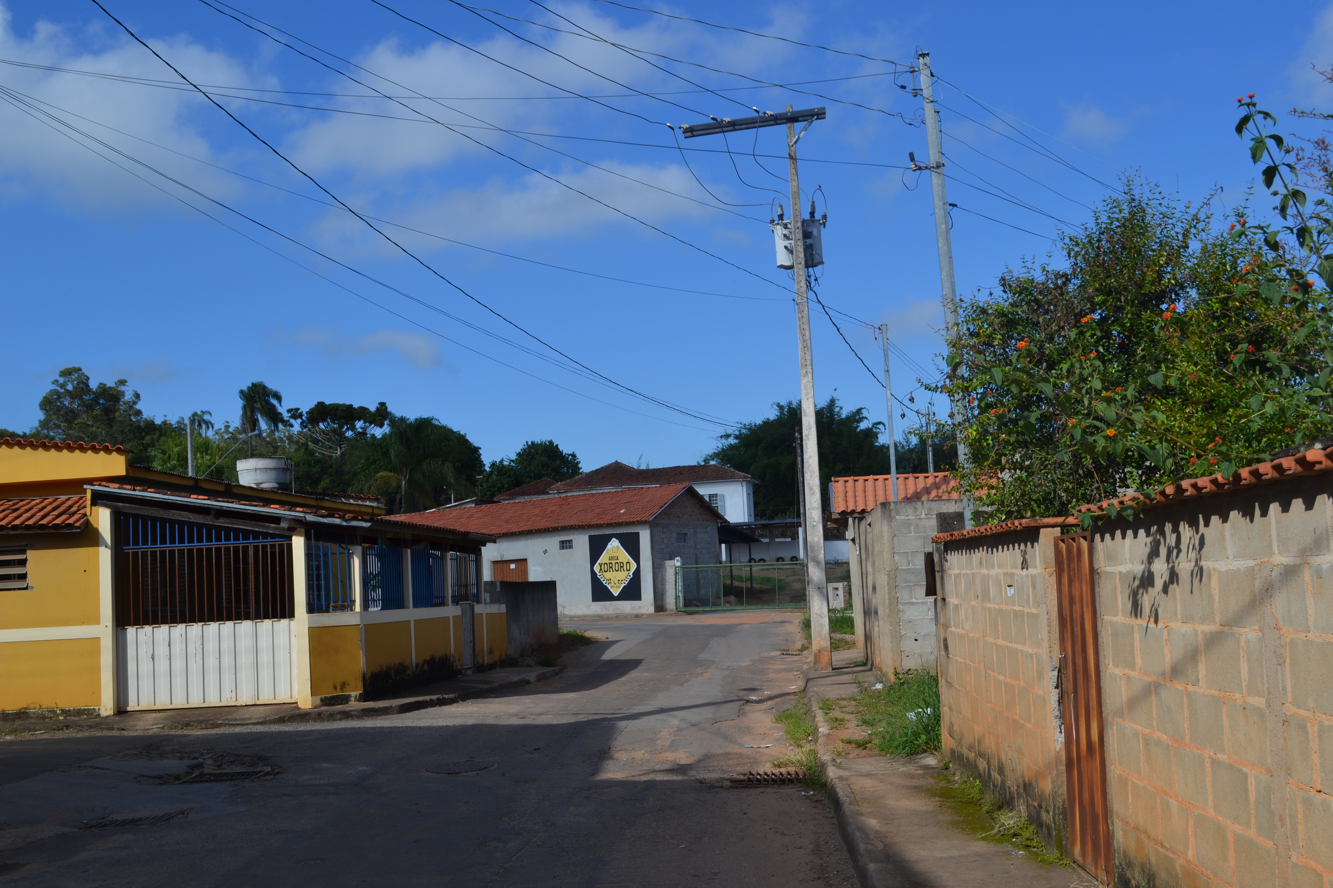 Indicação - Desobstrução e limpeza do bueiro para a passagem da água pluvial na altura do n° 20 da Rua Joaquim Machado Silva, no Loteamento Xororó