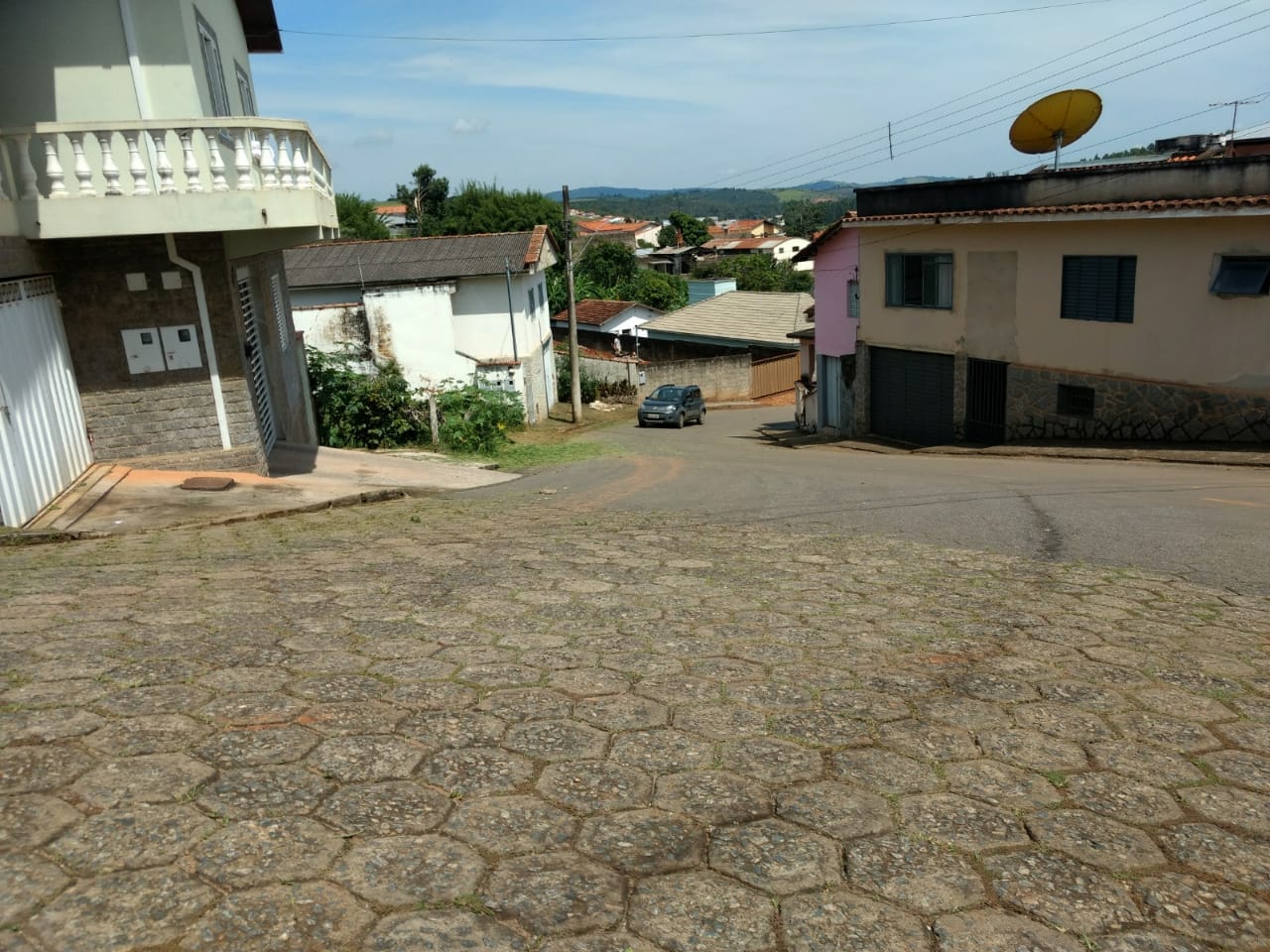 Indicação pede a colocação de redutores de velocidade, com a devida sinalização e faixa de pedestres, entre a Praça São Sebastião (fundos) e a Rua Monsenhor Paulo